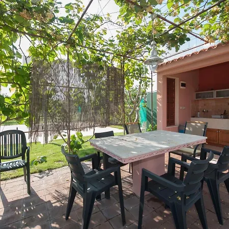 Charming In With Garden Holiday home